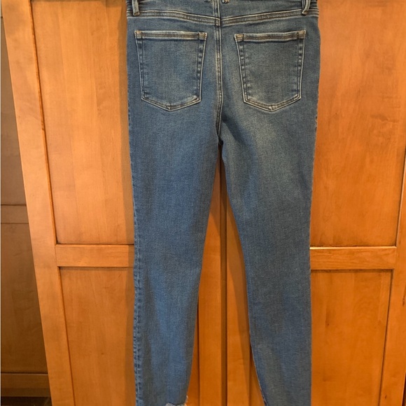 Good American Blue Ankle Cropped Jeans with Distressed Hem - Picture 9 of 13